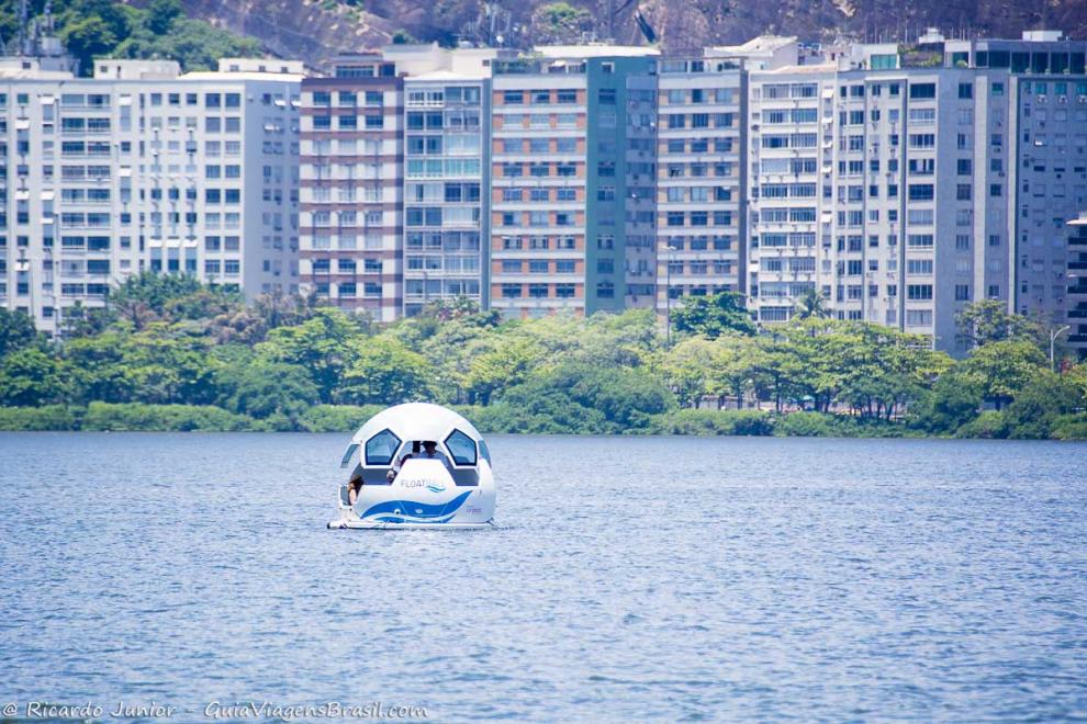 Imagem de uma bola navegável na Lagoa Rodrigo de Freitas.